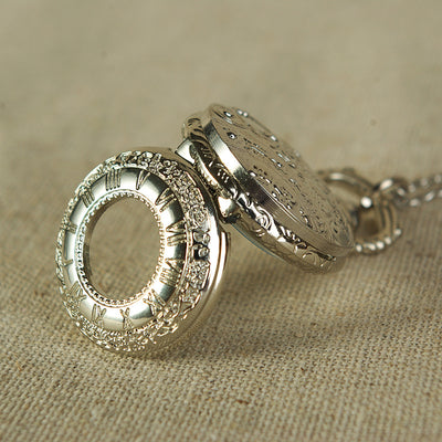 Reloj de Bolsillo Plateado con Números Romanos - Image 9