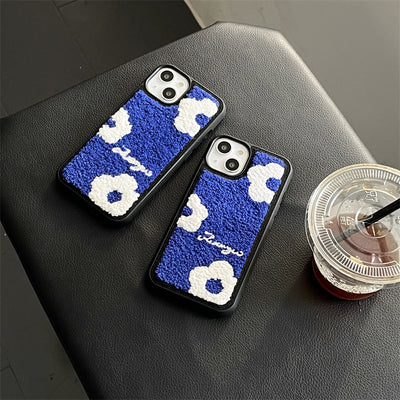 Funda iPhone Floral Invierno Coreana Bordada de Felpa Suave - Image 11