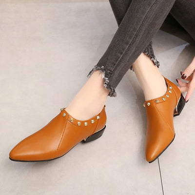 Zapatos Casuales para Mujer con Punta Afilada y Remaches de Moda