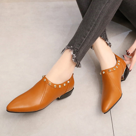 Zapatos Casuales para Mujer con Punta Afilada y Remaches de Moda