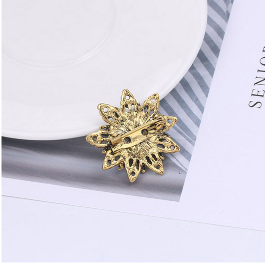 Broche Floral Dorado Vintage con Cristales y Brillantes - Image 2