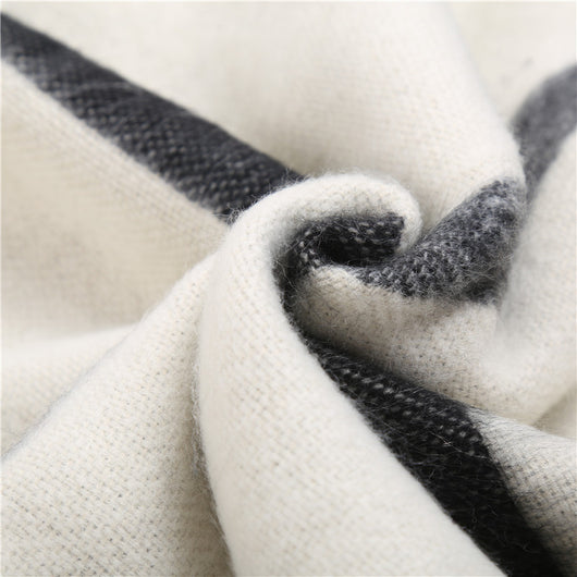 Bufanda Reversible Blanco y Negro de Microcashmira - Image 6