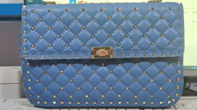 Bolso Cuadrado de Piel de Oveja con Tachuelas de Diamante - Image 8