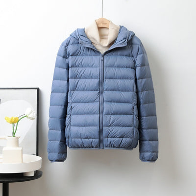 Chaqueta Corta Acolchada de Plumón para Mujer con Capucha y Cuello Alto - Image 14