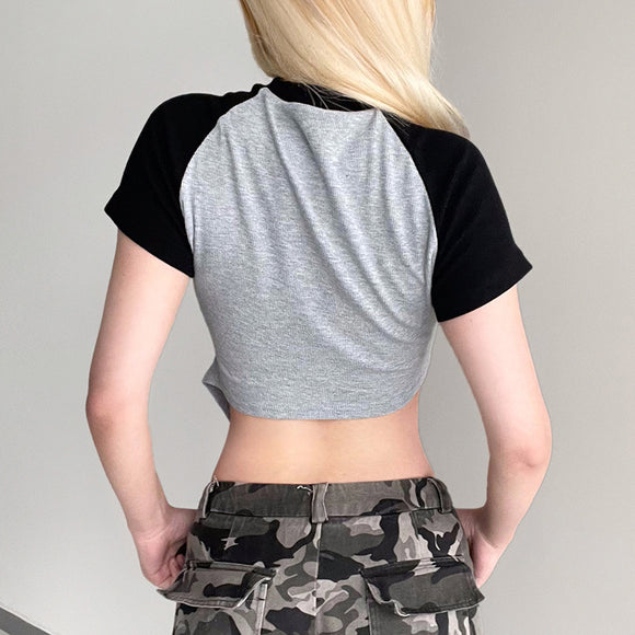 Blusa Crop Asimétrica Slim Fit con Diseño Hueco y Hombro Realzado