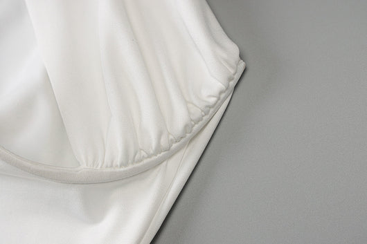 Vestido Ajustado con Cuello Halter y Pliegues Elegantes - Image 5
