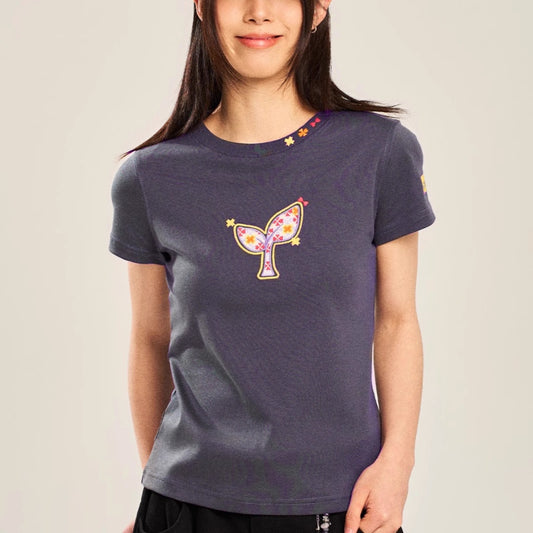 Camiseta Slim Fit Bordada Manga Corta para Mujer