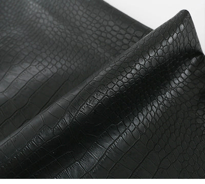 Overol de Cuero Negro con Textura Escamada para Mujer - Image 17