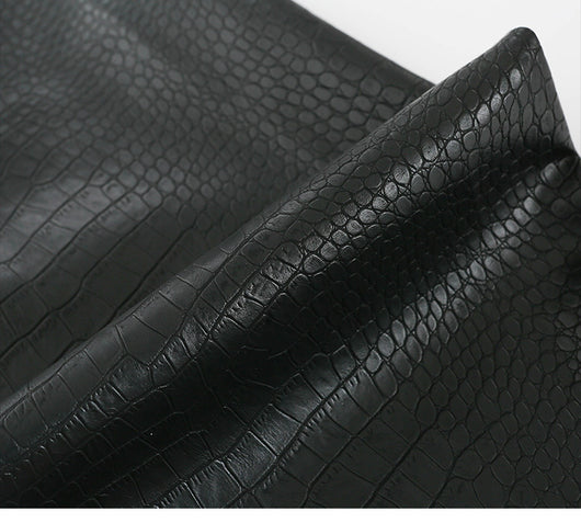 Overol de Cuero Negro con Textura Escamada para Mujer - Image 17