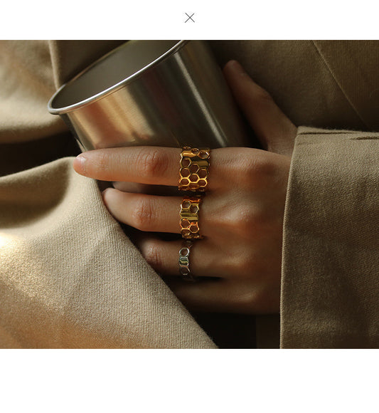 Anillo Minimalista de Oro Electrochapado con Diseño Panal Hueco