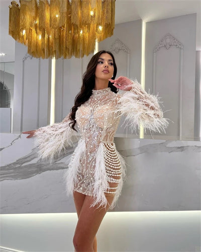 Vestido de Lentejuelas y Plumas con Perlas Expandidas - Image 9