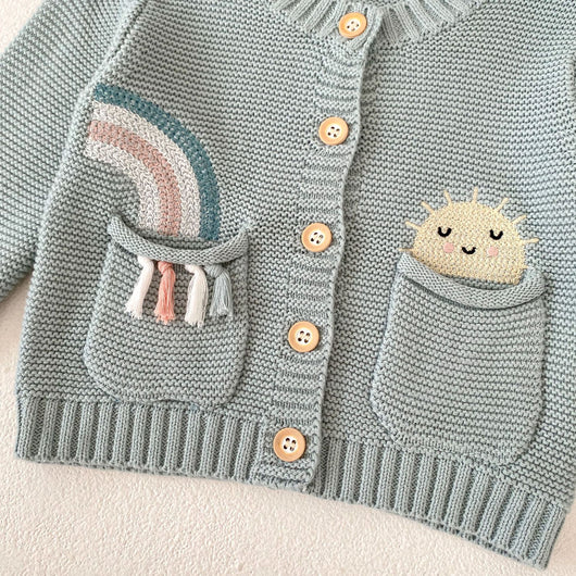 Cardigan Infantil de Algodón con Patrón Arcoíris Bordado y Bolsillos Dobles - Image 16