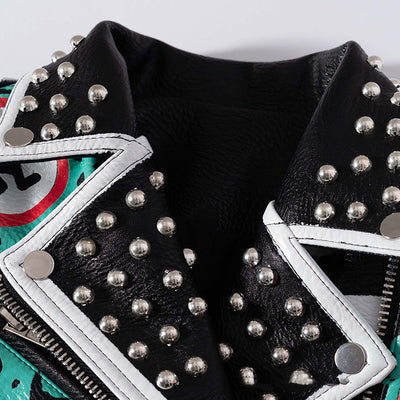 Chaqueta de Cuero Biker con Estampado Graffiti Punk y Insignias Contrastantes - Image 4