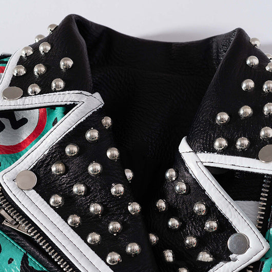 Chaqueta de Cuero Biker con Estampado Graffiti Punk y Insignias Contrastantes - Image 4