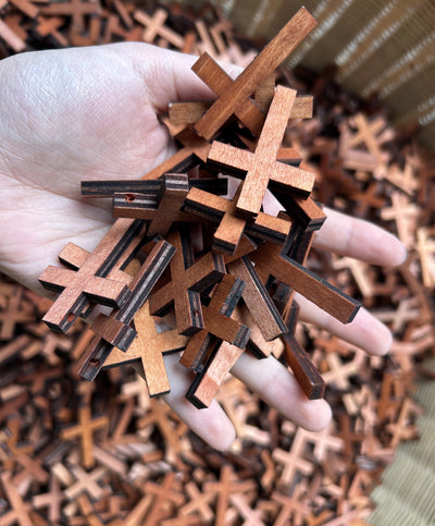 Colgante Ornamental Cruz de Madera Artesanal - Image 7