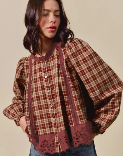 Blusa Larga Suelta Cuadros Rojo Dahlia con Encaje Calado y Botones - Image 9