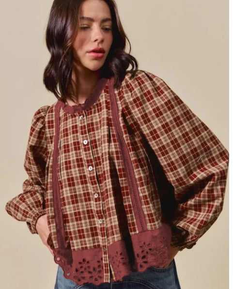 Blusa Larga Suelta Cuadros Rojo Dahlia con Encaje Calado y Botones - Image 9