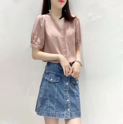Blusa Suelta con Cuello V y Mangas Abullonadas - Diseño Exclusivo en Encaje - Image 3