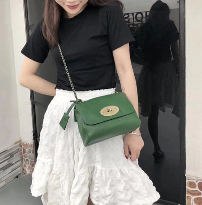 Bolso Bandolera de Cuero con Cadena - Diseño Versátil de Color Sólido - Image 11
