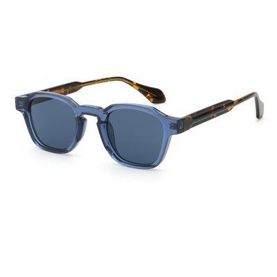 Classic fashion sunglasses with a black and tortoiseshell quadrilateral frame and dark green lenses, angled view. - Image 5