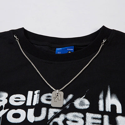 Playera Hombre con Estampa de Letras y Detalle de Chaleco - Image 3