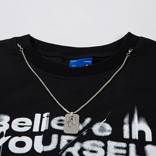 Playera Hombre con Estampa de Letras y Detalle de Chaleco - Image 3