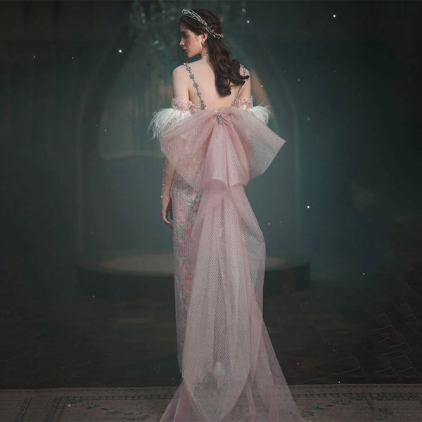 Vestido de Fiesta con Plumas y Pedrería Brillante