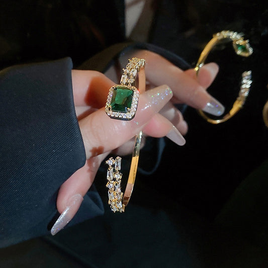 Pulsera Esmeralda Abierta de Lujo Ligero y Temperamento Sofisticado