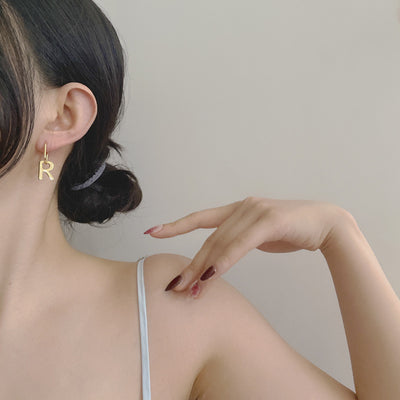 Aretes Letra R Plata 925 Estilo Fashion - Image 4