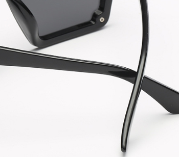 Large-frame square sunglasses with a tortoiseshell pattern frame and gradient brown lenses, shown from front and side. - Image 13