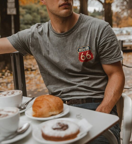 Playera Deportiva Ajustada para Hombre con Estampado Moderno - Image 19