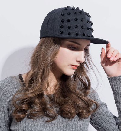 Gorras Negras con Remaches - Image 3