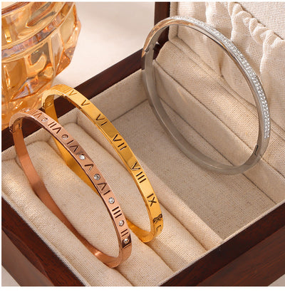Pulsera de Titanio Chapada en Oro con Diseño Romano Grabado y Diamantes Incrustados - Image 15