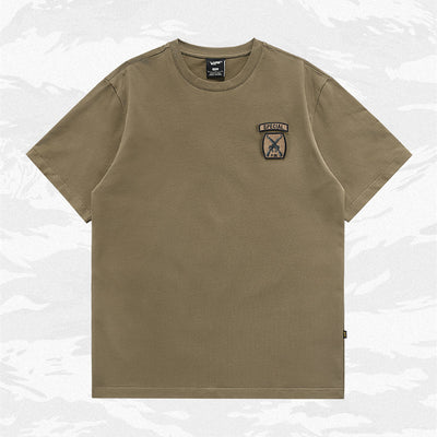 Polera Vintage con Emblema Bordado Cuello Redondo para Hombre - Image 11