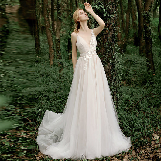 Vestido Minimalista con Escote en V para la Playa - Image 10