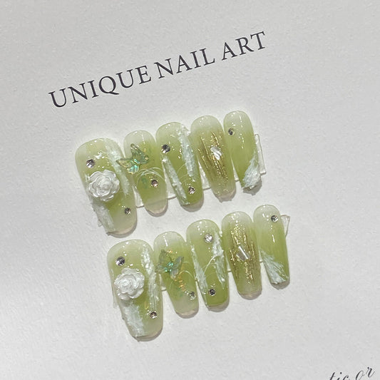 Uñas con Tinte Verde para Manicura Blanca Impactante - Image 2