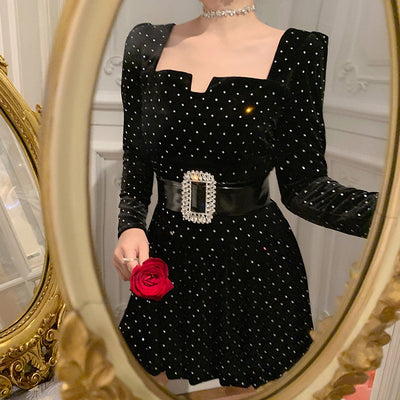 Vestido A-línea Retro Francés con Diamantes y Terciopelo Negro Dorado - Image 8