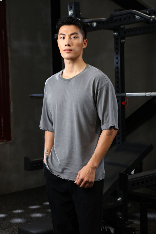 Playera Suelta de Algodón Rasgada para Hombre - Image 18