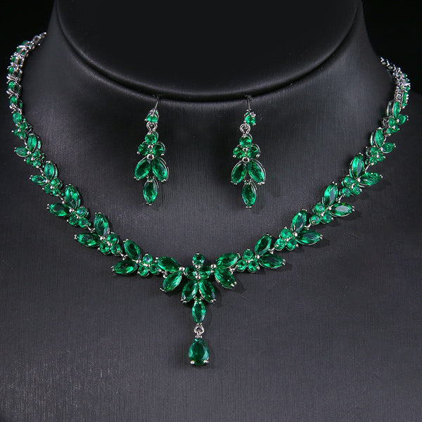 Conjunto de Joyería en Oro Blanco con Zirconia: Collar y Aretes Gota de Agua