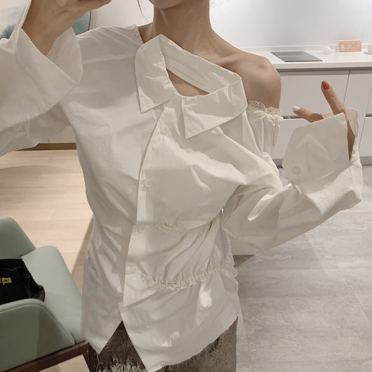 Blusa Blanca con Pliegues y Detalles de Encaje - Image 3