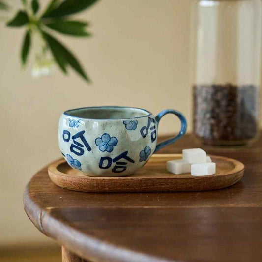 Taza de Cerámica Artesanal Azul y Blanco con Diseño Dibujado a Mano