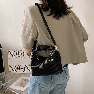 Bolsa Crossbody de Cuero PU con Pliegues Cloud - Elegante y Versátil - Image 7