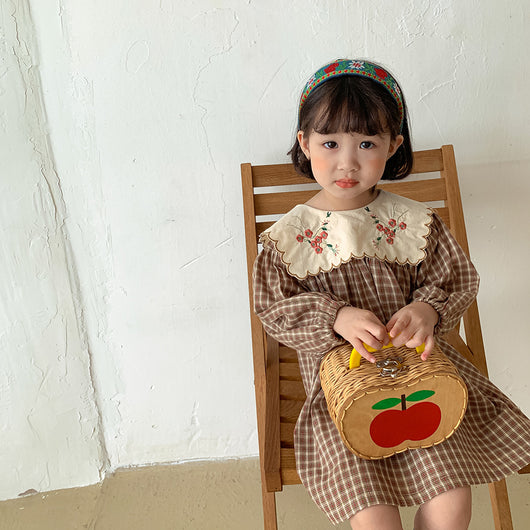 Vestido Infantil Estilo Occidental con Cuello Ancho y Flores Bordadas - Image 3