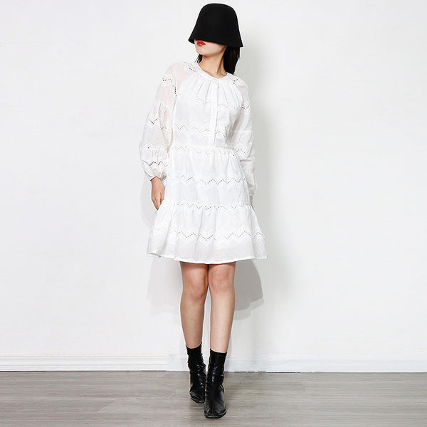 Vestido Corto con Cuello Redondo y Mangas Farol Calado
