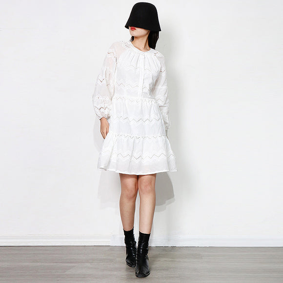 Vestido Corto con Cuello Redondo y Mangas Farol Calado