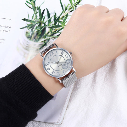 Reloj de Pulsera Dama Malla Dorada con Diseño de Corazón - Image 2