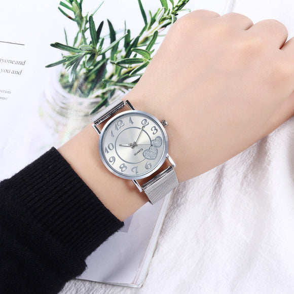 Reloj de Pulsera Dama Malla Dorada con Diseño de Corazón