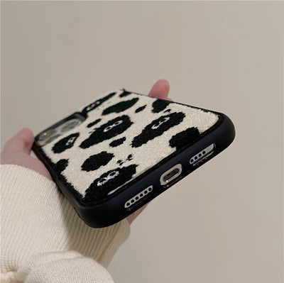 Funda de Felpa Bordada con Adorables Briquetas para Teléfono - Image 2