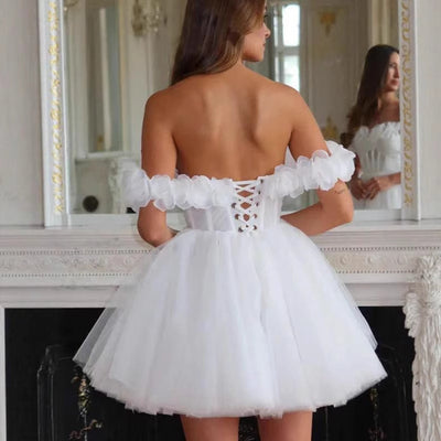 Vestido de Novia Mini con Encaje y Hombros Descubiertos - Image 3
