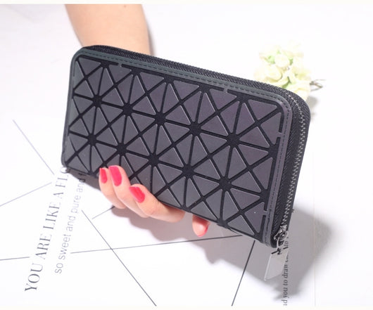 Cartera Larga para Mujer con Diseño Geométrico y Cierre Luminoso - Image 4